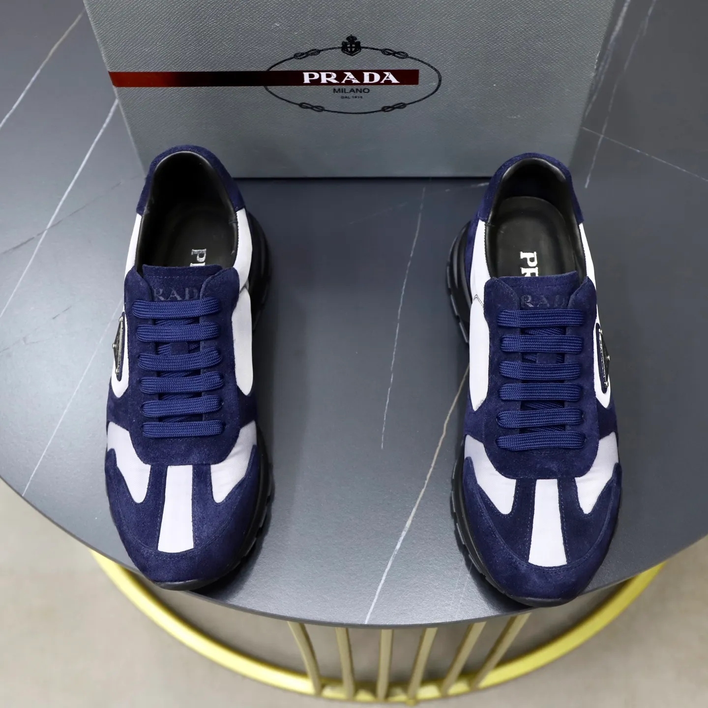 Factory price: 600💰Cow leather lining Brand: PRADA (Prada) Standard code: Men's size 38/44 (45 can be customized) Grade: Same as the official website Material: Original cowhide splicing imported cowhide lining Original combination two-color wear-resistant soft outsole Style category: Leisure and sports version Young fashion European and American trend British style Color: Real picture color